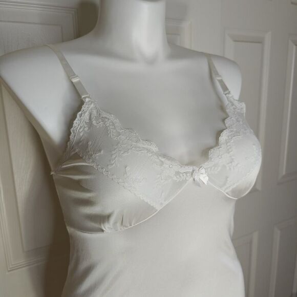 Vintage Ashley Taylor lace trimmed off white satin slip sz 36 - Picture 2 of 8